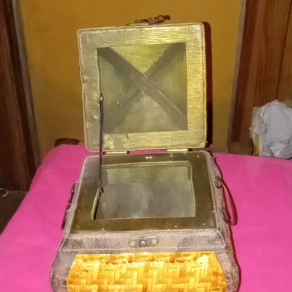 Rattin woven straw hinge basket - Picture 3 of 3